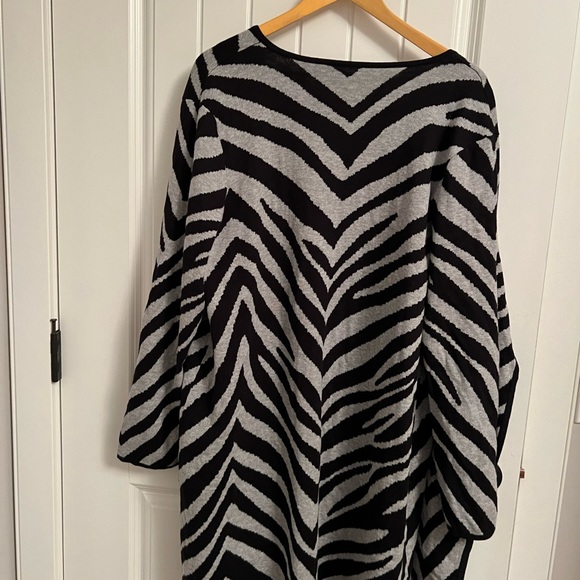 Vince Camuto zebra print sweater long - Picture 6 of 6